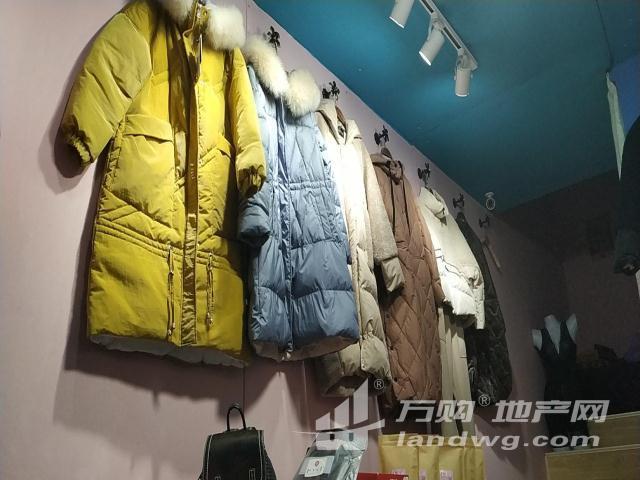 {“title”: “营业中的服装美容店铺转让与服装服饰出租 抓住双重商机，轻松创业”， “content”: “在当今快节奏的都市生活中，服装美容与服装租赁服务正成为越来越受欢迎的创业方向。一方面，消费者对衣物清洗、翻新、改色的需求持续增长；另一方面，各类场合对礼服、职业装、特色服饰的短期租赁需求旺盛。如果你正在寻找一个低风险、高潜力的创业项目，那么\”营业中服装美容店铺转让，附带服装服饰出租业务\”，无疑是一个值得认真考虑的双重利基商机。\n\n一、服装美容店铺 稳定现金流的基础\n\n服装美容，是指